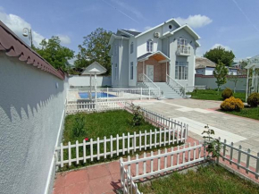 Villa yol kənarı